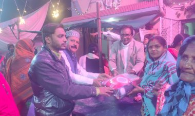 कड़कड़ाती ठंड में गरीबों का सहारा बने युवा, गर्म वस्त्र वितरण कर मनाया नव वर्ष