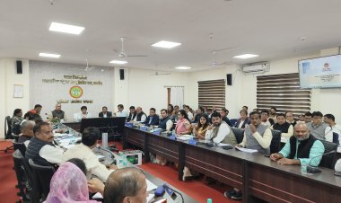 योजनाओं के क्रियान्वयन में अधिकारी जनप्रतिनिधियों से  संवाद एवं समन्वय बनाए रखें-डॉ राजेंद्र पांडेय