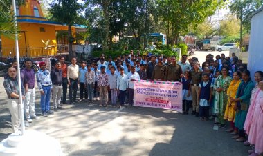 व्यावसायिक भ्रमण के दौरान विद्यार्थियों ने औद्योगिक क्षेत्र थाने पहुंचकर समझी कार्यप्रणाली, बालिका सुरक्षा और साइबर अपराध के बारे में भी जाना