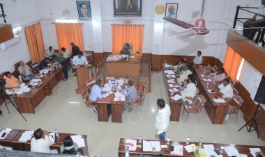 रतलाम की जनता पर पड़ा संपति कर वृद्धि का भार, गरीबों और छोटे व्यापारियों को देना होंगे सड़क किनारे ठेला लगाने का शुल्क, कांग्रेस पार्षदों ने जताई ऐसी नाराजगी कि महापौर को जाना पड़ा मनाने , 2025– 26 का बजट भी हुआ पेश