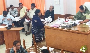 कांग्रेस की महिला पार्षद ने उनके अनुसूचित जाति वाले वार्ड के साथ साथ हो रहा भेदभाव का लगाया आरोप, परिषद सम्मेलन का महिला पार्षद ने किया बहिष्कार, 400 लेटर हेड का बंडल अध्यक्षा को सौंपा