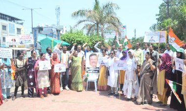 कांग्रेस की महिलाओं सेना की महिला कर्नल का अपमान करने वाले मंत्री विजय शाह के पोस्टर को पहनाई चुड़ियों की माला, जमकर मारे पोस्टर को जूते, कांग्रेस ने विजय शाह के इस्तीफे की मांग की