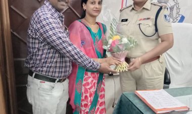 महिला पार्षद ने किया औद्योगिक थाना प्रभारी का गुलदस्ता देकर किया स्वागत अभिनंदन, क्षेत्र में गश्त बढ़ाने और किरायेदारों की जानकारी थाने में जमा करवाने के निर्देश जारी करने के लिए किया निवेदन
