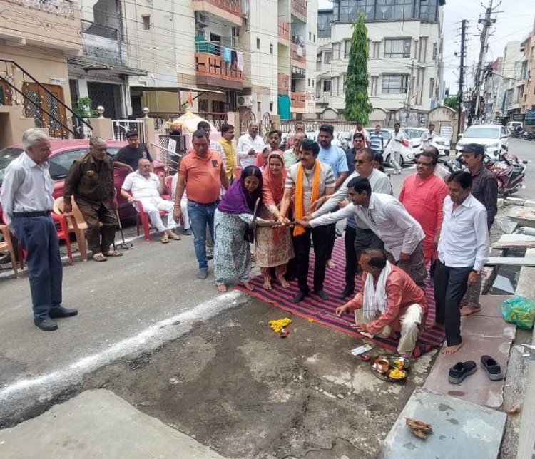 वार्ड 35 में 11.40 लाख की लागत से बनेगी सीसी रोड व नाली,  महापौर प्रहलाद पटेल ने किया निर्माण कार्य का भूमि पूजन