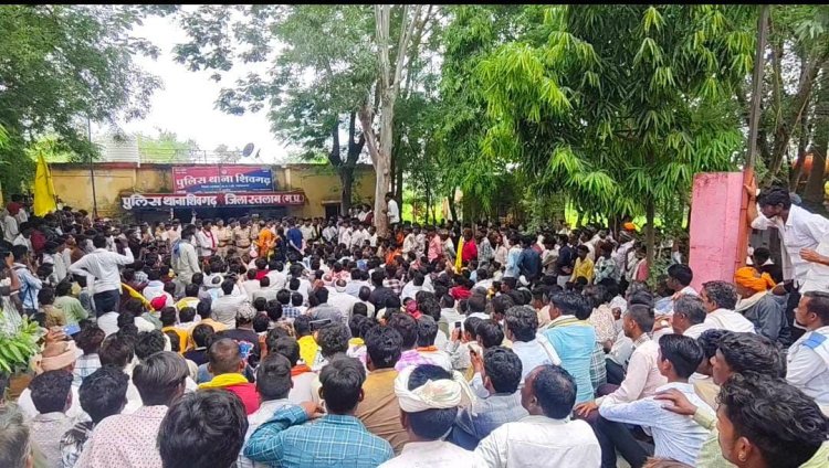 रामपुरिया भीलान के शम्भूसिंह गरवाल पर हुए जानलेवा हमले के ख़िलाफ़ जयस भील एकता मिशन ने शिवगढ़ में प्रदर्शन कर डीजीपी के नाम दिया ज्ञापन