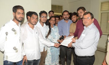 मध्यप्रदेश आयुर्विज्ञान विश्वविद्यालय में व्याप्त विभिन्न अनियमित्ताओं को लेकर एनएसयूआई ने सौंपा ज्ञापन, नियम विरुद्ध प्रोफेसर पद पर नियुक्ति एवं पक्षपातपूर्ण परीक्षा व्यवस्था का लगाया आरोप