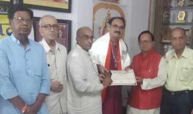 गुरुपूर्णिमा के मौके पर गायक राजीव शर्मा और उनके शिष्यों ने सुनाया रागदरबारी, वहीं कवि सुंदरलाल जोशी ने सरस्वती वंदना स्वर किया प्रेषित, अतिथियों का भी हुआ सम्मान