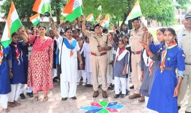 हर घर तिरंगा अभियान के अंतर्गत रतलाम पुलिस द्वारा शासकीय विद्यालय धोंसवास में तिरंगा रैली एवं जनजागरूकता कार्यक्रम का हुआ आयोजन