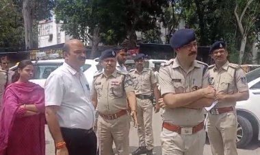 शोपीस बनी सिग्नल लाइट, फिर भंगार की स्थिति में ट्रैफिक सिग्नल लाइट्स, ट्रैफिक जाम से घिरा शहर का हर चौराहों और आमजन, दुकानदारों सहित छोटे बड़े व्यापारियों ने नहीं बनाई पार्किंग भी निगम में में पास हो गया नक्शा और मिल गई परमिशन, नियम का हो रहा उल्लंघन