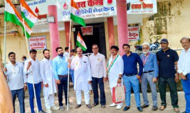 ब्लड बैंक और व्यापारी एसोसिएशन द्वारा 79वा स्वतंत्रता दिवस मनाते हुए किया ध्वजारोहण