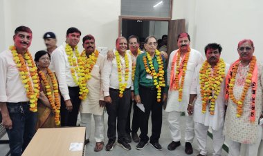 रेडक्रॉस सोसायटी संचालक मंडल रतलाम के हुए  चुनाव में प्रीतेश महेंद्र गादिया बने चेयरमैन वहीं सुशील मुणत बने उपाध्यक्ष तो संजय लुनिया कोषाध्यक्ष बने