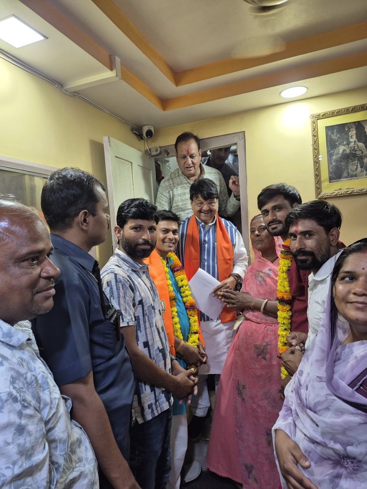 वार्ड क्रमांक 9 की महिला पार्षद जानी बाई और उनके पुत्र दशरथ कसानिया ने थामा भाजपा का हाथ, मंत्री विजयवर्गीय के सामने ली सदस्यता, महिला पार्षद संभाल सकती है नेताप्रतिपक्ष की कुर्सी