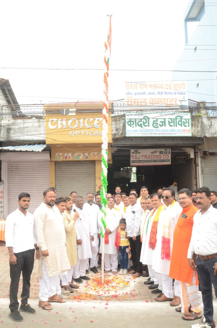 स्वतंत्रता दिवस पर बड़ी ओमती में हुआ ध्वाजारोहण, समाजसेवियों और बुजुर्गो का हुआ सम्मान