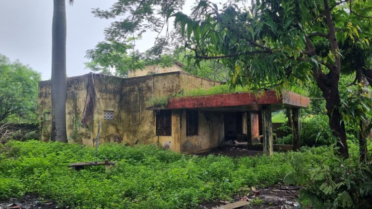 हाउसिंग बोर्ड के चीफ इंजीनियर का जर्जर बंगला बन रहा नशेड़ियों का अड्डा, बंगले में लोहे के दरवाजे, खिड़की सहित कई चीजें निकाल ले गए, अगला निशाना रहवासी क्षेत्र हो सकता है