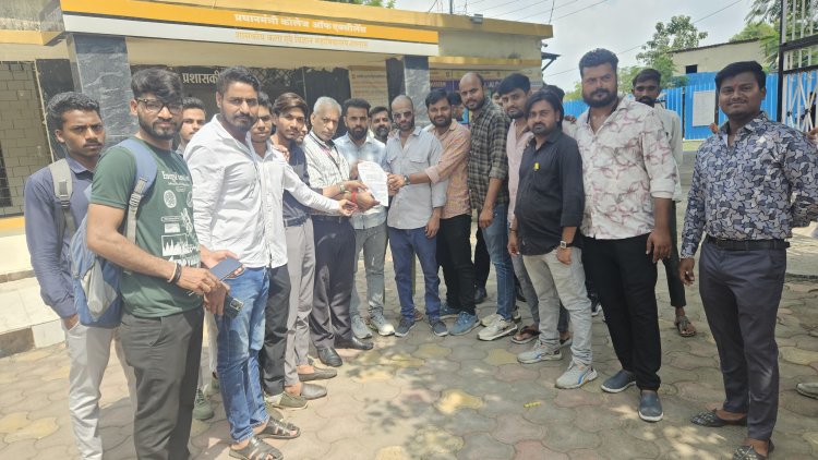 छात्र संघ चुनाव, छात्रवृत्ति, बस सेवा, वाई-फाई और सैनिटरी पैड वेंडिंग मशीन की मांग सहित अन्य समस्याओं को लेकर एनएसयूआई शहर अध्यक्ष ने सौंपा सी एम के नाम ज्ञापन 