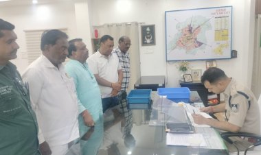 सेठ जी के बीच बाजार में हुई सटोरियों की आपसी लड़ाई, माणकचौक क्षेत्र कानून व्यवस्था सवाल, अवैध सट्टा गतिविधियों की जांच के संबंध में कांग्रेस ने की एसपी कुमार से मुलाकात