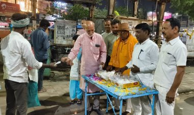 दीपावली पर जरूरतमंदों को बांटी मिठाई 