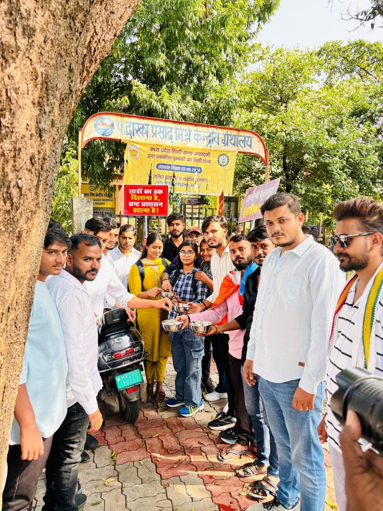 एनएसयूआई का रादुविवि में अनोखा प्रदर्शन, छात्रों की सुविधाओं में की जा रही कटौती के विरोध में कटोरे लेकर भीख मांगकर जताया रोष
