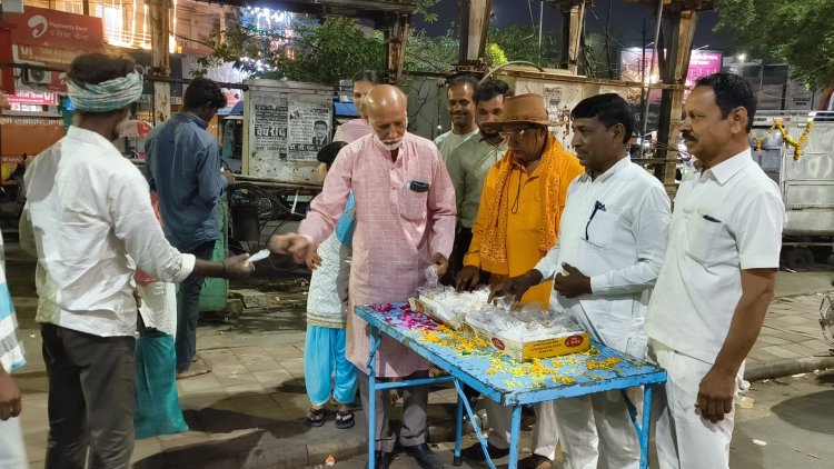 दीपावली पर जरूरतमंदों को बांटी मिठाई 