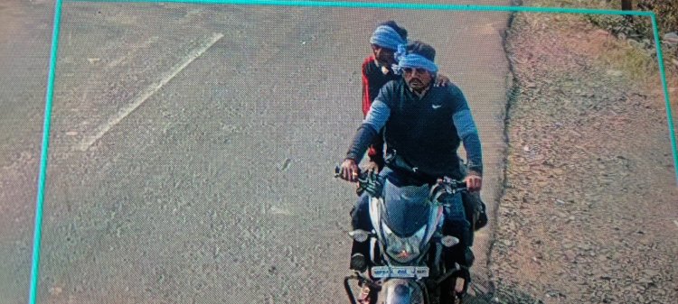 पीछा मत करो तुम्हारा सामान लौटा रहे हैं, बदमाश पुलिस से यह कहकर आभूषण फेंककर पुलिस के सामने से आरोपी भाग निकले