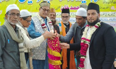 मियां हुजूर रे. अ. के 60 वा उर्स का हुआ आगाज़, अखिल भारतीय मनकबती मुशायरे के आयोजन में शायरों ने सुनाई अपनी बेहतरीन  रचनाएं, ध्वज फहराकर की चादर पेश