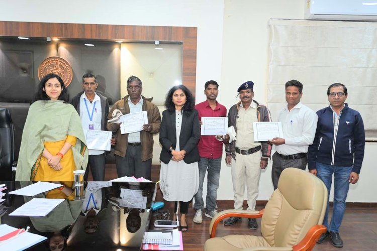 SIR का कार्य शत प्रतिशत करने पर बीएलओ दिनेश परमार, भेरूलाल खातिजा एवं प्रताप वसुनिया का कलेक्टर सिंह ने किया सम्मान