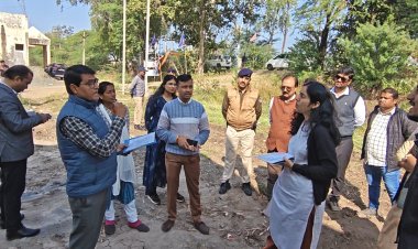 रतलाम कलेक्टर सिंह को गांव में देख हक्के बक्के हो गए सरकारी कर्मचारी, ग्रामीणों ने सुनाई पीढ़ा तो मौके कलेक्टर ने कर दी दूर, प्रशासन गांव की ओर अभियान के तहत 19 ग्राम पंचायतों मे हुई सुनवाई