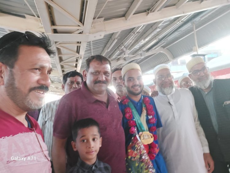 तैराक और गोल्ड मेडलिस्ट दिव्यांग अब्दुल कादिर के दुबई से लौटने पर कांग्रेस ने किया स्वागत