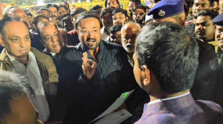 सीनियर डीसीएम के खिलाफ लगे मुर्दाबाद के नारे,  सीनियर डीसीएम की जीएम गुप्ता से रेल मंडल संघर्ष समिति ने की शिकायत, अन्य समस्याओं को लेकर भी सौंपा ज्ञापन