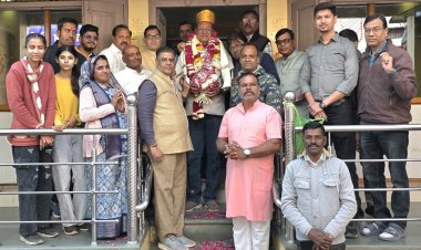 दिव्यांग बालिका छात्रावास घोषणा पर विधायक डॉ. राजेन्द्र पाण्डेय का शॉल, साफा व मालाओं से हुआ सम्मान किया