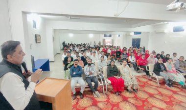 रॉयल कॉलेज में 'कानूनी जागरूकता एवं साइबर अपराध' पर हुई कार्यशाला, डीपफेक' और 'हनीट्रैप' जैसे बढ़ते साइबर खतरों के प्रति भी छात्र-छात्राओं को सचेत किया