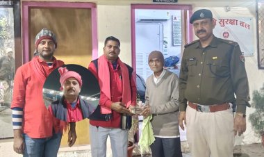 ईमानदारी की मिसाल: रतलाम स्टेशन पर कुली को मिला नोटों से भरा बैग, हार्ट पेशेंट बुजुर्ग के बुझते चेहरे पर लौटी मुस्कान