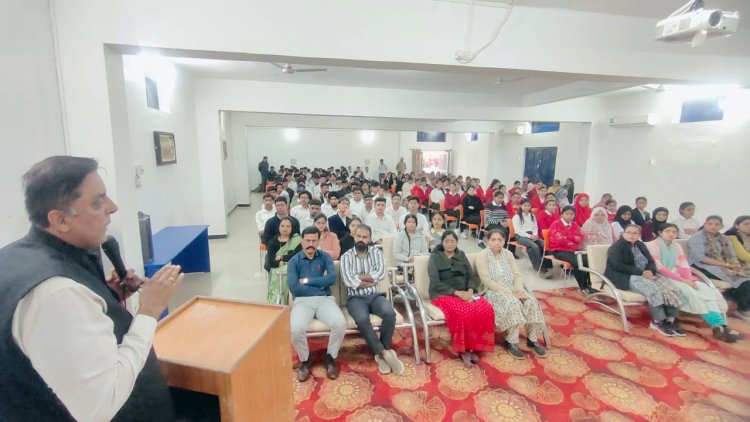 रॉयल कॉलेज में 'कानूनी जागरूकता एवं साइबर अपराध' पर हुई कार्यशाला, डीपफेक' और 'हनीट्रैप' जैसे बढ़ते साइबर खतरों के प्रति भी छात्र-छात्राओं को सचेत किया