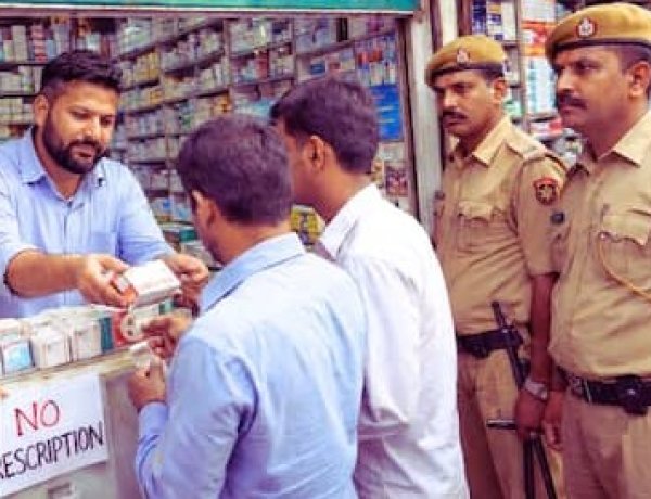 बिना प्रिस्क्रिप्शन दवा बेचने वाले मेडिकल स्टोर्स पर होगी सख्ती, कलेक्टर ने दिए कार्रवाई के निर्देश