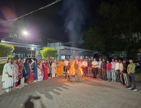 रॉयल कॉलेज एवं अखिल भारतीय ग्राहक पंचायत की अनूठी पहल, होली के उपलक्ष्य में सात्विक होलिका का हुआ दहन, पर्यावरण संरक्षण की दिलाई शपथ