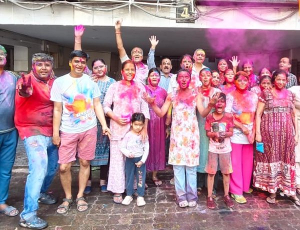 रंगों की बौछार और आपसी प्यार: गोयल इंटर सिटी के B4 ब्लॉक में उल्लास के साथ मना होली उत्सव
