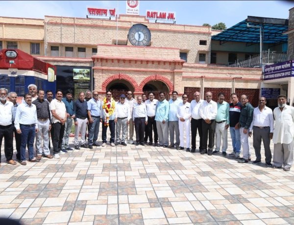 रेलवे के वरिष्ठ CTI और राष्ट्रीय फुटबॉलर शादाब खान सेवानिवृत्त: 37 वर्षों की शानदार पारी का हुआ समापन