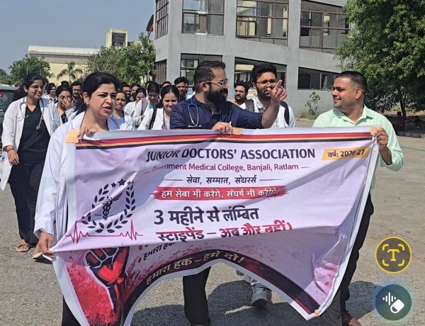 रतलाम: वेतन न मिलने से भड़के मेडिकल कॉलेज के रेजिडेंट डॉक्टर्स, इमरजेंसी ओपीडी के सामने किया प्रदर्शन