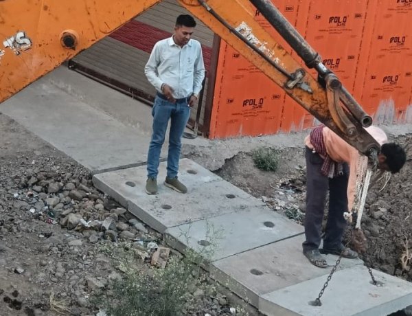 जावरा: पार्षद के प्रयासों से ढंके गए खुले नाले, हादसों और मवेशियों के गिरने की समस्या से मिलेगी निजात