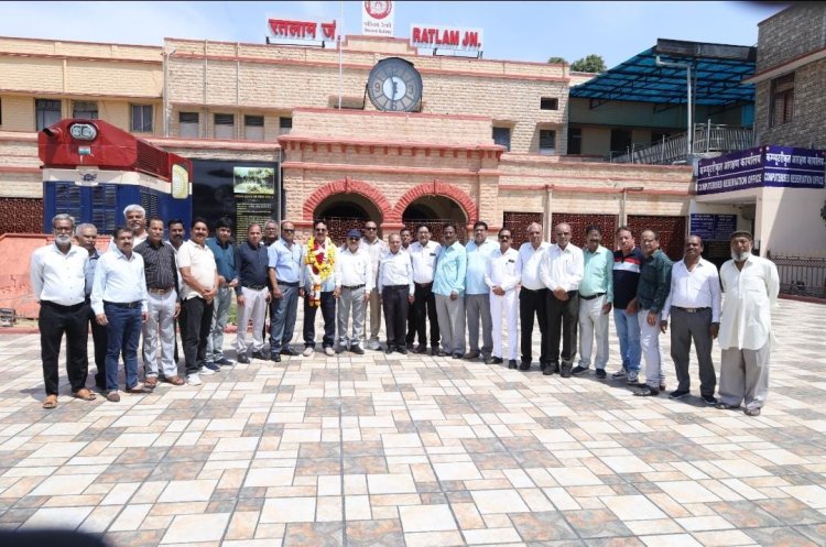 रेलवे के वरिष्ठ CTI और राष्ट्रीय फुटबॉलर शादाब खान सेवानिवृत्त: 37 वर्षों की शानदार पारी का हुआ समापन