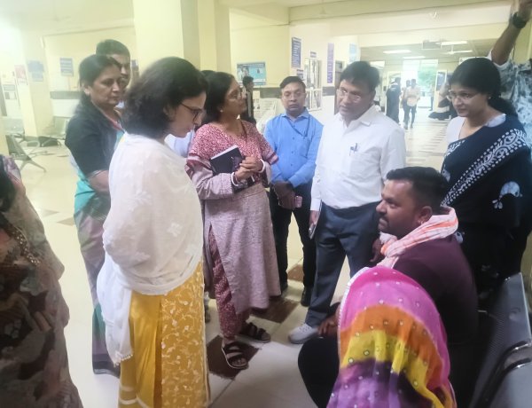 स्वास्थ्य सेवाओं का कायाकल्प: मिशन संचालक ने किया मेडिकल कॉलेज और जिला अस्पताल का निरीक्षण, 20 मई तक क्रिटिकल केयर यूनिट शुरू करने के निर्देश