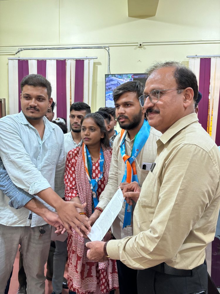 रादुविवि में बवाल: छात्र हितों से खिलवाड़ पर भड़की NSUI, दफ्तर में घुसकर जताया विरोध