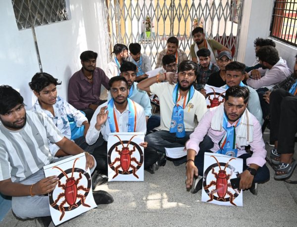 रानी दुर्गावती विश्वविद्यालय में भारी हंगामा: फीस वृद्धि और अनियमितताओं के खिलाफ NSUI का उग्र प्रदर्शन, कुलपति की गाड़ी पर चिपकाया ज्ञापन