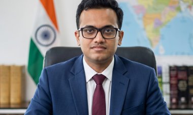रतलाम में कलेक्टरों का 'म्यूजिकल चेयर': 5 साल में 6वाँ चेहरा, क्या नेताओं की नापसंदगी बनी तबादलों की वजह?