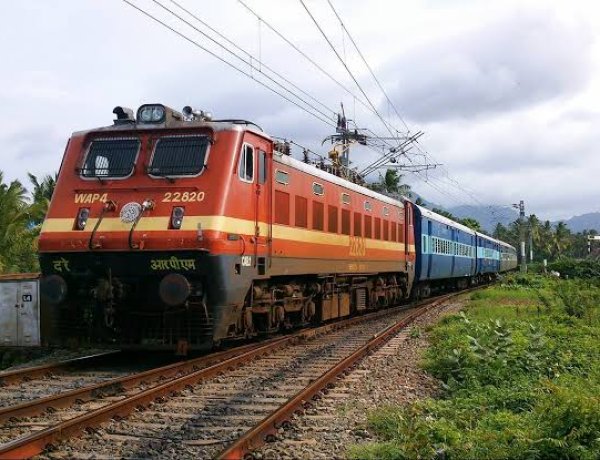 मुंबई में भारी बारिश से थमी ट्रेनों की रफ्तार, अगस्त क्रांति राजधानी सहित कई ट्रेनें रद्द,  इंदौर-दौंड और निजामुद्दीन-पुणे दुरंतो का बदला मार्ग , राजधानी, अवंतिका और गोल्डन टेम्पल के समय में बदलाव