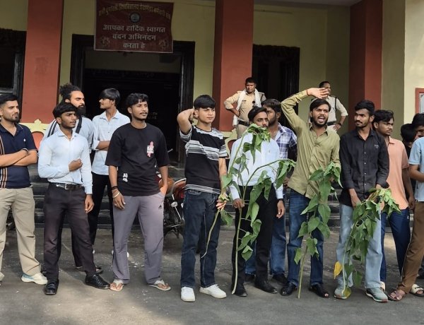 भगवान भरोसे रानी दुर्गावती विश्वविद्यालय! छात्रा के हॉल टिकट पर छपी अशोभनीय शब्दावली, NSUI का जमकर हंगामा, कुलसचिव की अनुपस्थिति में कार्यालय में पौधे सौंपकर जताया रोष