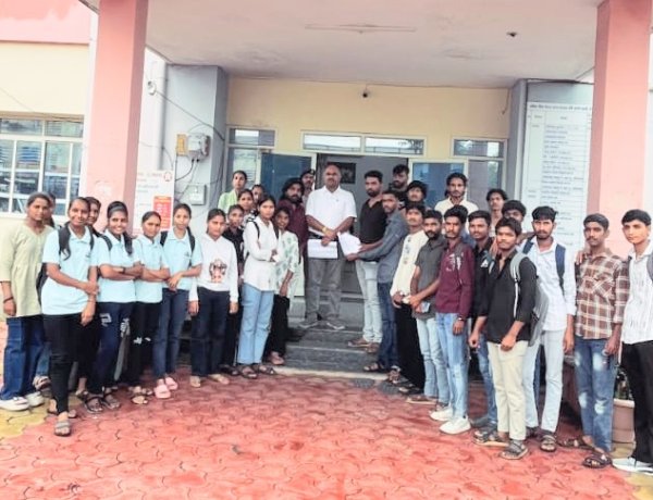 ग्रामीण विद्यार्थियों की परिवहन समस्या को लेकर छात्र नेताओं ने सौंपा ज्ञापन: निजी बसों की मनमानी पर रोक लगाने की मांग