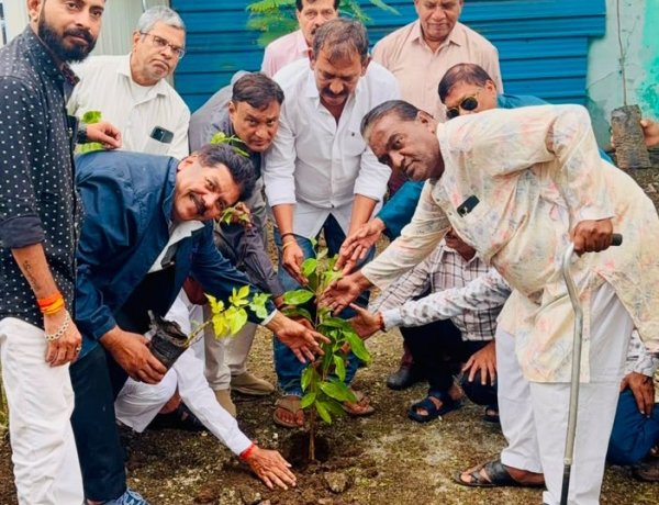 सावन सोमवार और नागपंचमी के अवसर पर डीपी ग्रुप ने किया पौधारोपण, स्वच्छ पर्यावरण और धरती की रक्षा के लिए वृक्षारोपण आवश्यक: पूर्व शहर कांग्रेस अध्यक्ष महेंद्र कटारिया