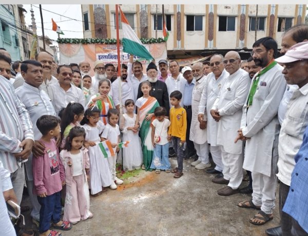 इस्लामिया ए हिंद कमेटी द्वारा स्वतंत्रता दिवस पर अनोखी पहल, नौनिहाल बेटियों ने ध्वजारोहण कर दिया महिला सशक्तिकरण का संदेश