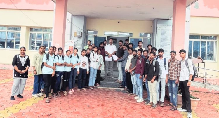 ग्रामीण विद्यार्थियों की परिवहन समस्या को लेकर छात्र नेताओं ने सौंपा ज्ञापन: निजी बसों की मनमानी पर रोक लगाने की मांग